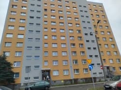 udział dłużnika w wysokości 1/4 w nieruchomości zapisanej w KW [numer KW w planie Pro] opisanej jako LOKAL STANOWIĄCY ODRĘBNĄ NIERUCHOMOŚĆ.Położenie 41-907 BYTOM, GODULSKA , 11 /30.