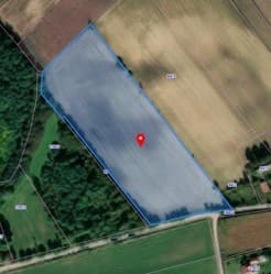 Udział 1/2 części w nieruchomości gruntowej niezabudowanej działka o nr ewid . 100 ( obecnie 90/1), o pow. 1,99 ha położona miejscowości Plechów, gmina Kazimierza Wielka (28-500)
