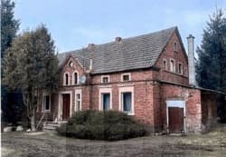 nieruchomość gruntowa o powierzchni 0,3711 ha zabudowana budynkiem mieszkalnym jednorodzinnym o powierzchni użytkowej 90,17 m2 a powierzchnia zabudowy wynosi 118m2. Do budynku mieszkalnego przylega…