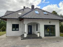 SUDÓŁ GM. JĘDRZEJÓW. Nieruchomość gruntowa o pow. 0,2400 ha zabudowana budynkiem mieszkalnym o pow. użytkowej 174,30 m²