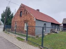 NIERUCHOMOŚĆ GRUNTOWA ZABUDOWANA BUDYNKIEM MIESZKALNYM