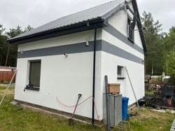 Działka zabudowana domkiem letniskowym w zabudowie wolnostojącej, parterowym z poddaszem o powierzchni zabudowy 37 m2 i garażem parterowym o projektowanej powierzchni zabudowy 33,28 m2.