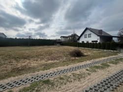 udział w wysokości 1/2 części w prawie własności nieruchomości gruntowej niezabudowanej położonej w Żernicy przy ulicy Olchowej o pow. 734m2