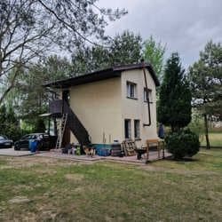 Przedmiotem licytacji jest 1/2 niewydzielona część nieruchomości gruntowej zabudowanej o powierzchni 4 617 m2.