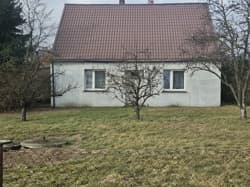 1/3 udziału w nieruchomości zabudowanej stanowiącej działki 228 i 138/4 zabudowanej domem i budynkami gospodarczymi