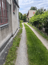 udział nr 5 w wysokości 1/6 we współwłasności działki nr 199/4 w obrębie ewidencyjnym nr 46 Kraków-Podgórze, stanowiącej drogę dojazdową biegnącą między budynkami 19A i 21 przy ul. Suchej