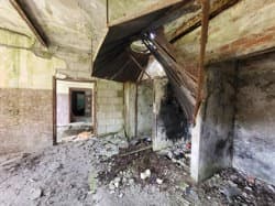 Na działce nr 263/1 obręb Rogowo posadowione są: budynek masarni z ubojnią o powierzchni zabudowy 235 m2, budynek na odpadki poubojowe ze zbiornikiem ścieków o powierzchni zabudowy 26 m2 oraz wiata o…