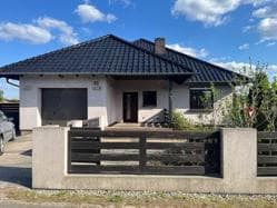udział numer 4 wynoszący 1/2 część nieruchomości gruntowej zabudowanej budynkiem mieszkalnym jednorodzinnym w zabudowie wolnostojącej,